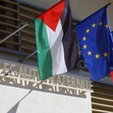 Le drapeau palestinien, souvent au côté de ceux de l'Europe et de la France, a flotté au fronton d'une cinquantaine de mairies en France, à l'image de celle de Grabels, dans le sud. KEYSTONE/EPA/GUILLAUME HORCAJUELO